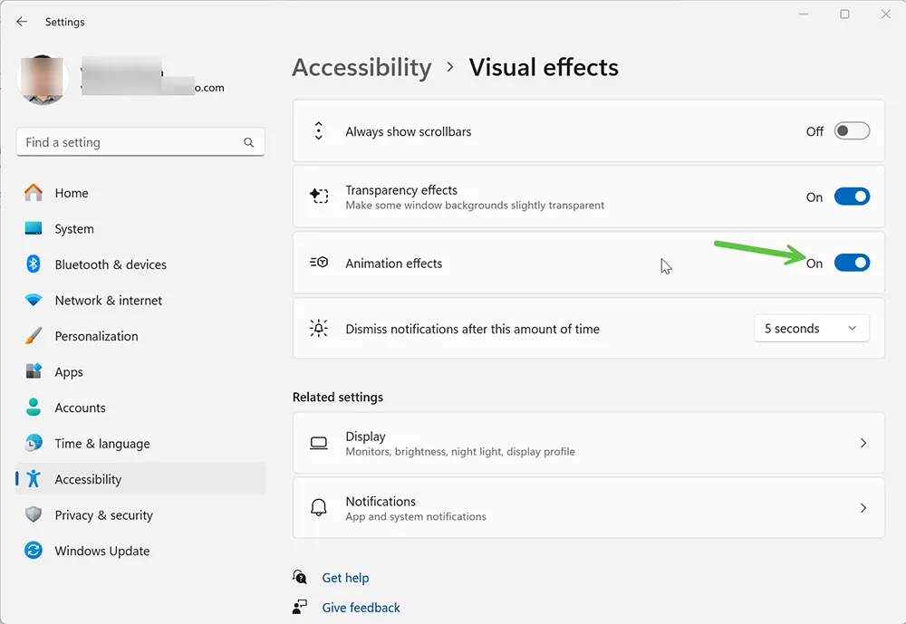 Windows 11 Accessibility visual effects settings page with Play animations in Windows enabled